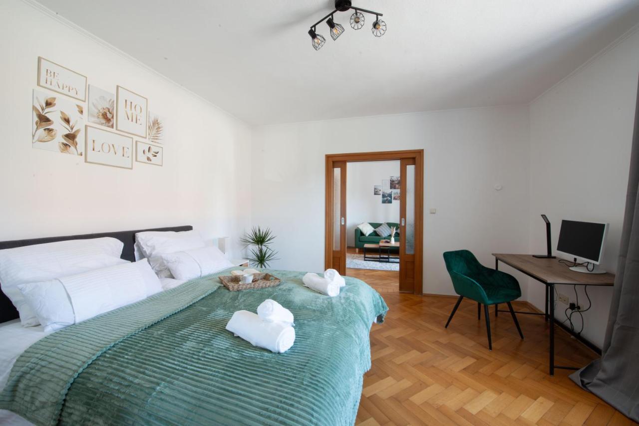 Apartment Bessa Homes 6 Personen 2 Schlafzimmer, 3 King Size, Betten, Balkon, Kueche Haag in Oberbayern