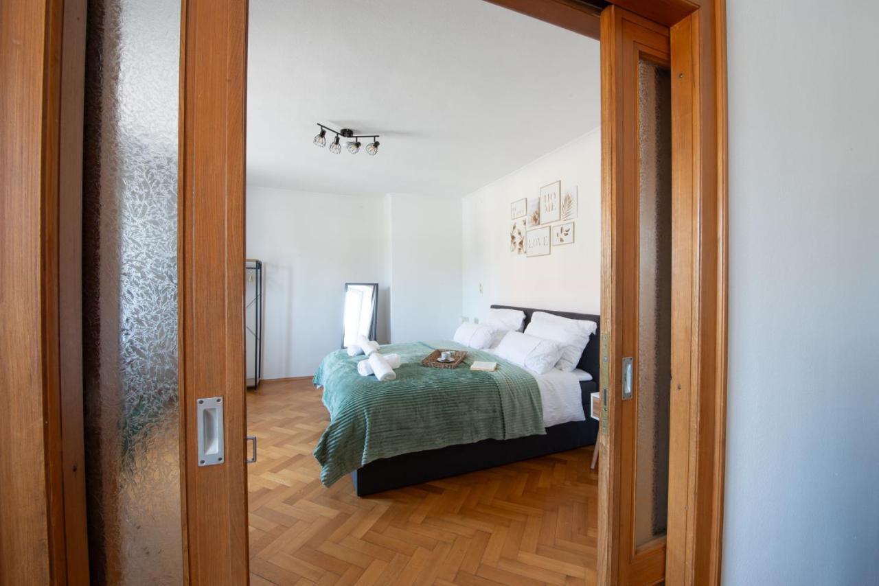 Bessa Homes 6 Personen 2 Schlafzimmer, 3 King Size, Betten, Balkon, Kueche Apartment Haag in Oberbayern